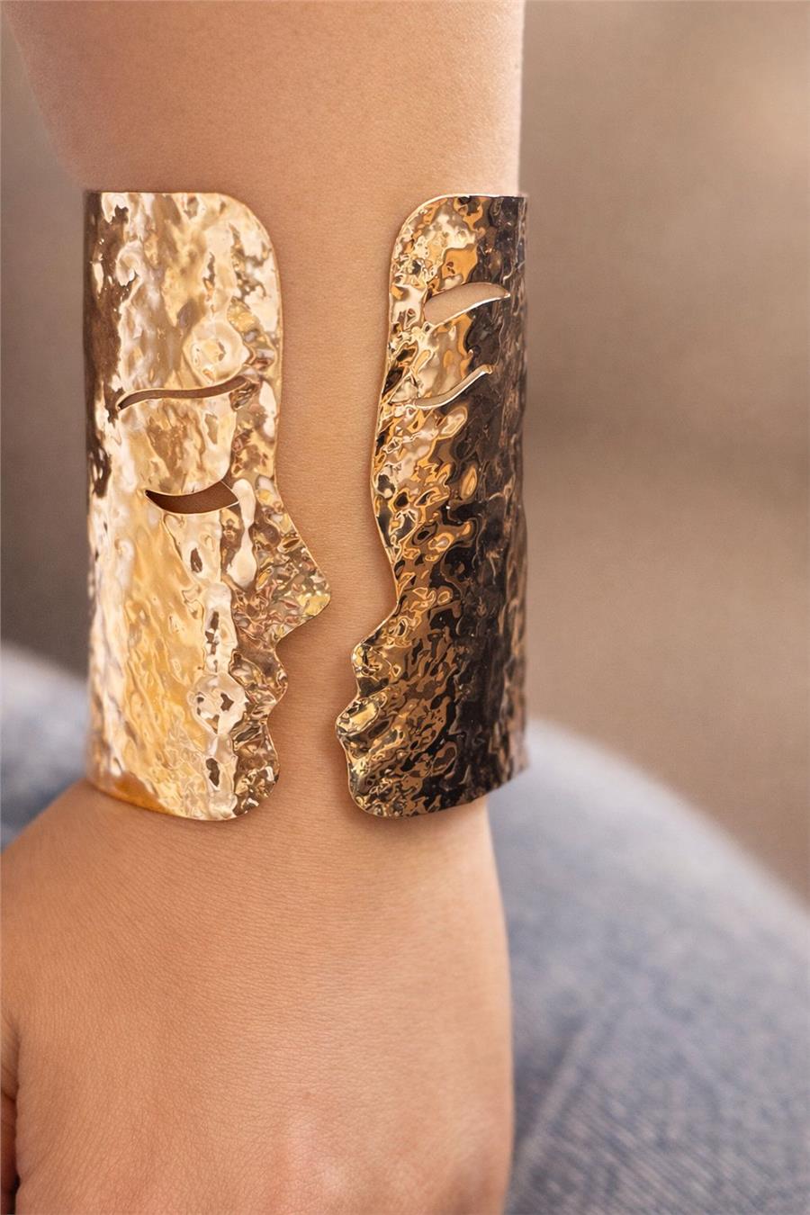 Abigail El Yapımı Dokulu Altın Renk Modern Tasarım Manşet Bileklik